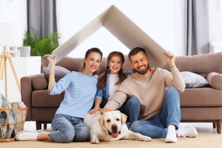 cachorro e sua família humana em casa