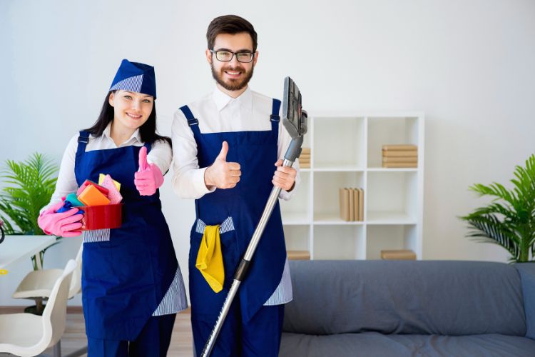 mulher e homem limpando a casa