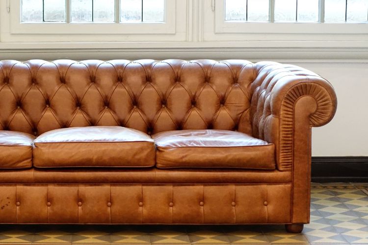 sofá de couro na sala