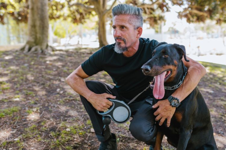 cachorro e homem no parque 