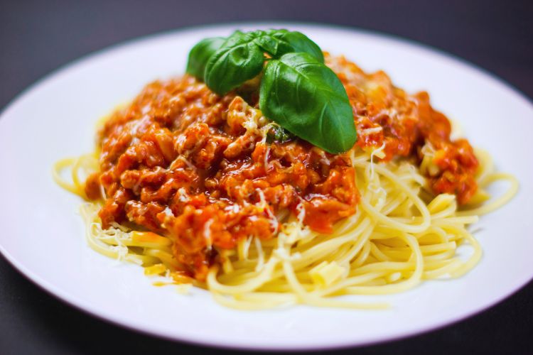 comida em prato macarrão e carne 